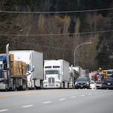 طابور من الشاحنات ينتظر عبور الحدود الكندية-الأميركية