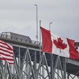 Un camion franchit la frontière canadienne à Sarnia, en Ontario. Le camion circule sur le pont Bluewater.