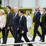 Mga lider ng G7 countries magkakasamang naglalakad.