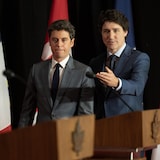 رئيس الحكومة الكندية جوستان ترودو (إلى اليمين) وضيفه رئيس الحكومة الفرنسية غابريال أتال في مؤتمر صحفي مشترك في أوتاوا في 11 نيسان (أبريل) 2024.