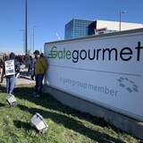 Des employés de Gate Gourmet au piquet de grève le 16 avril 2024.