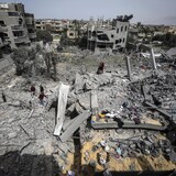 Restants d'un immeuble résidentiel détruit par une frappe aérienne, à Gaza. 