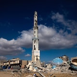 Un minaret d'une mosquée à Gaza reste debout au milieu de bâtiments détruits.