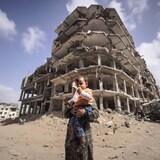 Une femme et un enfant dans des ruines.