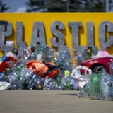 Une œuvre d'art faite de plastique.