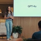 Une femme debout sur une scène dévoile le modèle de langage «GPT-4o». 