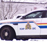 Une voiture de la Gendarmerie royale du Canada dans la neige.