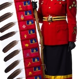 Un uniforme de la GRC assorti d'une jupe à rubans autochtone traditionnelle.