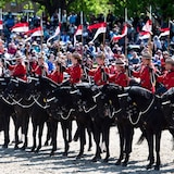 Des officiers de la Gendarmerie royale du Canada à cheval.