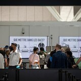 Des gens qui attendent en file à l'aéroport de Toronto.