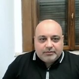 بشار القيشاوي في حوار مع القسم العربي عبر تطبيق زوم.