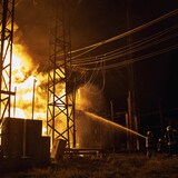 عناصر إطفاء يحاولون السيطرة على حريق في محطة كهربائية في خاركيف في شمال شرق أوكرانيا في أيلول (سبتمبر) الفائت.
