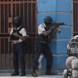 عنصران من الشرطة الهايتية خلال عملية في العاصمة بور أو برينس.