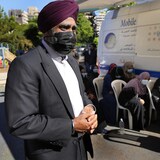وزير التنمية الدولية الكندي هارجيت ساجان يستمع إلى مسؤول من صندوق الأمم المتحدة للسكان (UNFPA) خلال زيارته لمركز المقاصد للرعاية الصحية الأولية في العاصمة اللبنانية بيروت في 17 آب (أغسطس) 2022.