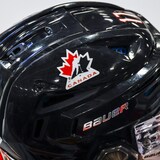 Le logo d'Hockey Canada apparaît sur le casque d'un joueur.