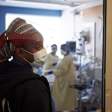 Une infirmière aux soins intensifs à l'Hôpital Humber River à Toronto.