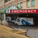 Des ambulances attendent aux urgences de l'Hôpital Michael Garron.