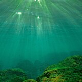 La lumière pénètre la surface de l'eau dans la mer Méditerranée. 