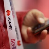 Una cinta lleva las palabras "Huawei" y "5G".