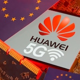 De petits drapeaux de l'Union européenne, le logo de Huawei et la mention 5G parmi des composantes électroniques.