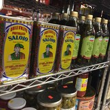 Des tablettes remplies de bouteilles et de contenants d'huile d'olive extra vierge, au Lighthouse Fish Market, à Hamilton, en Ontario.