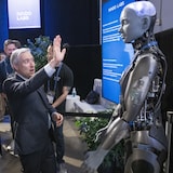 El ministro federal de Innovación, Ciencia e Industria, François-Philippe Champagne, saluda a un robot.
