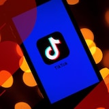 Logo ng TikTok sa smartphone.