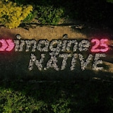 Le logo du Festival imagineNative est entouré de plantes et est suivi du chiffre 25, en l'honneur du 25e anniversaire de l'événement.