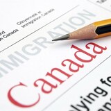 Un formulaire d'Immigration Canada avec un crayon à la mine déposé par-dessus.