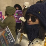 一个女人参加示威。