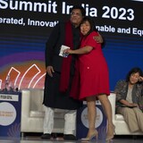 Monsieur Goyal fait une accolade à Madame Ng.
