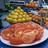 Des étals de fruits et de légumes dans un marché