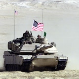 Un tank avec le drapeau américain dans le désert