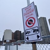 Une affiche interdisant de se stationner au centre-ville d'Ottawa.