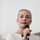 Ioulia Navalnaïa s'adresse à la presse.