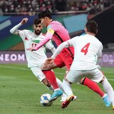 Les joueurs de l'équipe iranienne Shojae Khalilzadeh et Ali Gholi Zadeh, lors d'un match de qualification de la FIFA contre la Corée du Sud, le 24 mars 2022.