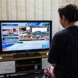Une femme regarde la télévision iranienne.