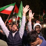متظاهرون في طهران يعربون عن سعادتهم بقصف إيران مواقع في إسرائيل ليل السبت.