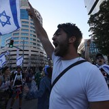 Des manifestants bloquant une rue à Tel-Aviv.