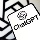 Un teléfono con el logotipo de ChatGPT en la pantalla.