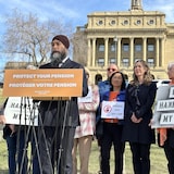  Jagmeet Singh, ledaer du NPD, parle devant un pupitre, le 24 avril 2024 à Edmonton.
