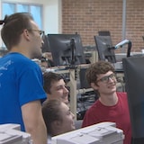 Le groupe est installé dans un laboratoire informatique.