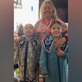 Joanne Powless et ses deux petites-filles.