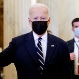 Naka-mask si Joe Biden.