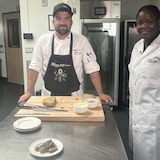 Joelle Kongolo (à droite) et Patrick Anderson (à gauche) travaillent sur l'élaboration de banniques différentes au sein du Prairie Research Kitchen de Red River College Polytech à Winnipeg, le 18 août 2025.