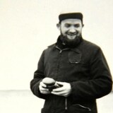 Un homme sur une photo en noir et blanc.