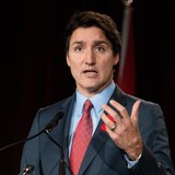 Justin Trudeau derrière un micro.
