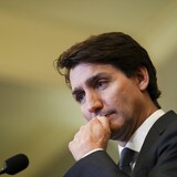 Portrait du premier ministre Justin Trudeau, la main au visage. 