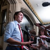 رئيس الحكومة الكندية جوستان ترودو مجيباً اليوم على أسئلة الصحفيين في أحد أروقة مجلس العموم في أوتاوا.