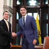 Deux hommes se donnent la main en souriant et en regardant la caméra. Il s'agit du président équatorien Daniel Noboa et du Premier ministre canadien Justin Trudeau après leur rencontre à Ottawa, le 5 mars 2024.